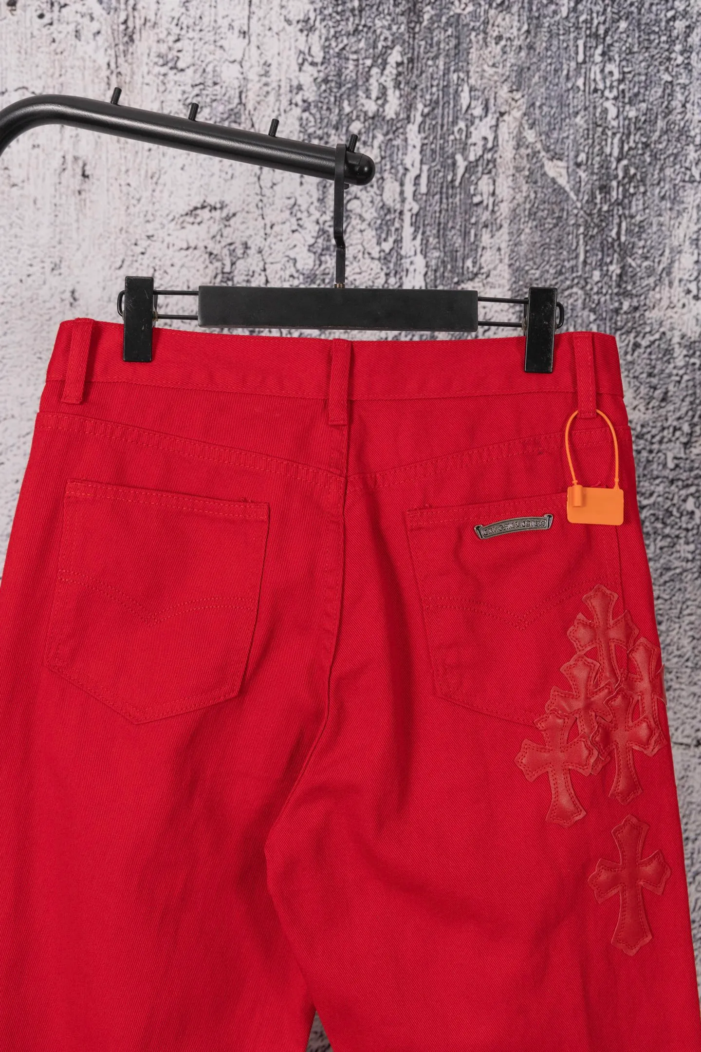 P250 CH Chromehearts Paris-limited red cross-patched leather red jeans, priced at 34W, patched with cross-patterns, washed jeans! ! An absolutely high-end luxury product, a 1.9W-level god-level single product, a super popular product, made by top heavy industry, a magic weapon that cannot be missed! [About Zangyin] This is an extremely luxurious fashion brand that can also be called the aristocracy of the high street. It has always been an exclusive brand for some hipsters or rich second generations. Compared with ordinary high streets, it is more luxurious and noble. Compared with luxury brands, it is more fashionable and individual. It has always been a brand that I have a special liking for. [Top heavy industry fashion design] Consistently high-street luxury style. Speaking of this style, the Zangyin family and GU family are definitely the leading representative brands. Especially the Zangyin family has really achieved a state-of-the-art effect in creating high-street style. The unique washed material is used to create this style. The color system is already quite eye-catching. After it is decorated with patchwork cross flowers, it cleverly highlights the charm of the brand. Secondly, this style uses classic The high-waist cutting design highlights the long legs and fashionable temperament of the upper body. The brand is highly recognizable and the slim fit configuration is more suitable for daily wear. It is a product that interprets personality, fashion, and specifications at a glance. This single product is enough to make any fan excited. It can be a white T-shirt for a youthful college style, or a tight suspender for a royal style. It has strong matching ability and can be easily controlled by men.  [Materials and craftsmanship] Needless to say, this point goes without saying. As an excellent craftsman brand, Zangyin’s requirements for details and craftsmanship are really perfect. The washed color of this model has gone through so many processes, not to mention the embellishment of denim appliques. It is also purely hand-made and sewn. Just like what they believe in, only hand-made things have soul and have the meaning of wear. A top-notch heavy-duty fashionable denim item, I look forward to your perfect interpretation! !  Color: red Size: 28-34